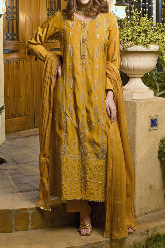 It features a mesmerizing elongated shirt beautifully