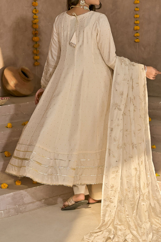 The classically chic creamy off-white outfit is a graceful