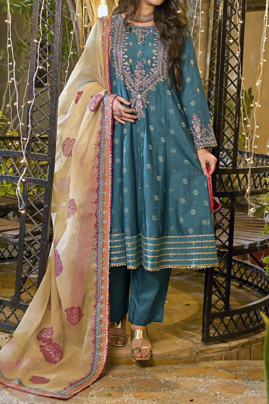 This mesmerizing 3 piece outfit is aesthetically rich
