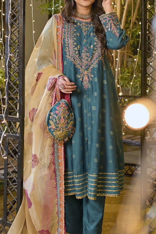 This mesmerizing 3 piece outfit is aesthetically rich